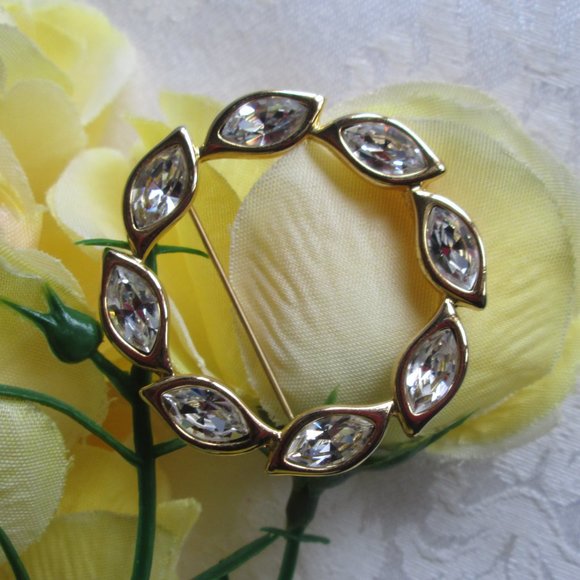 ๐ MONET GOLD ROUND SWARVORSKI CRYSTAL LEAF BROOCH โ VINTAGE ๐ - Picture 4 of 13